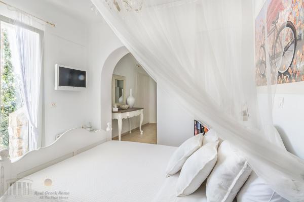 Villa 5 bedrooms pool, spa and jacuzzi in Santorini